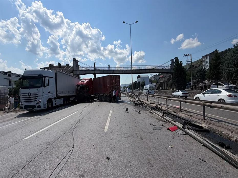 D-100 Karayolu Tragik Trafik Kazasına Sahne Oldu: Trafik Durdu, Ulaşım Uzun Süre Sağlamadı