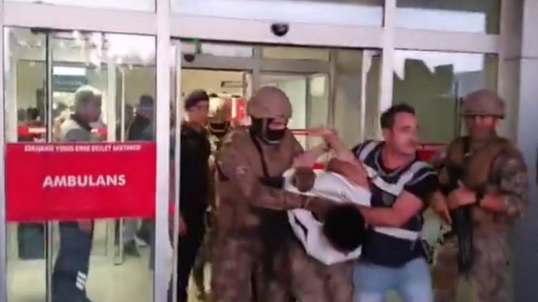 Eskişehir'de Nazi amblemi taşıyan saldırgan 5 kişiyi bıçaklayarak saldırı anını canlı yayınladı.