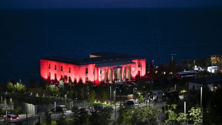 İlk kez Kabine'ye ev sahipliği yapan Ahlat Cumhurbaşkanlığı Külliyesi'ne özel aydınlatma