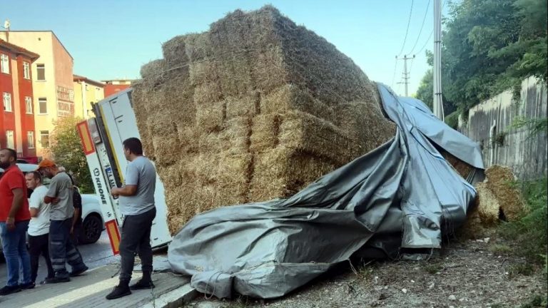 Bartın'da saman yüklü kamyon devrildi