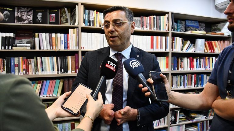 Engelli Milletvekili Serkan Bayram’ın hayatını konu alan “Buğday Tanesi” filmi Üsküp’te gösterildi