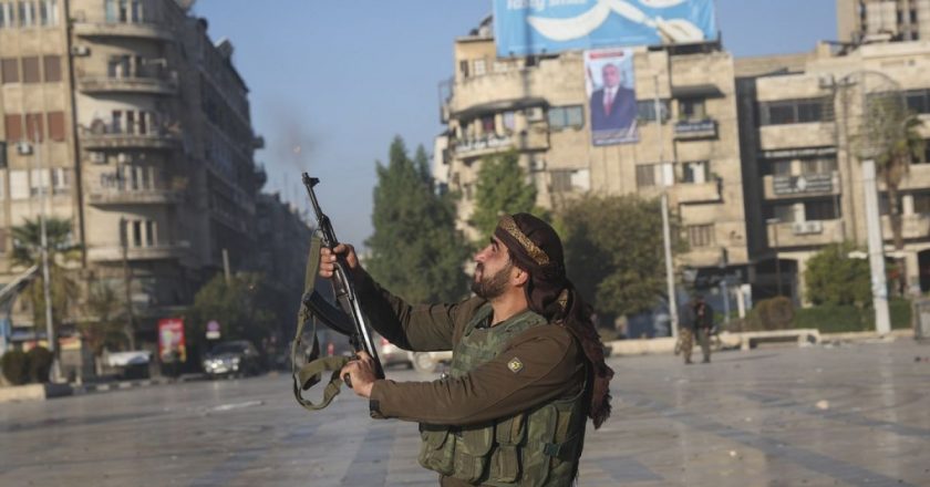 Muhalif militanlar Suriye’nin en büyük şehri Halep’in merkezini ele geçirdi