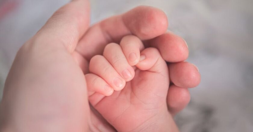 Doğum yapan annenin bebeğine el kondu: ‘Geçmişte istismara uğramışsın’