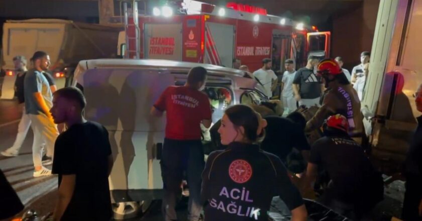 İstanbul’da hafif ticari araç kamyonete çarptı: 3 yaralı