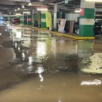 Su borusu patladı: AVM otoparkını su bastı