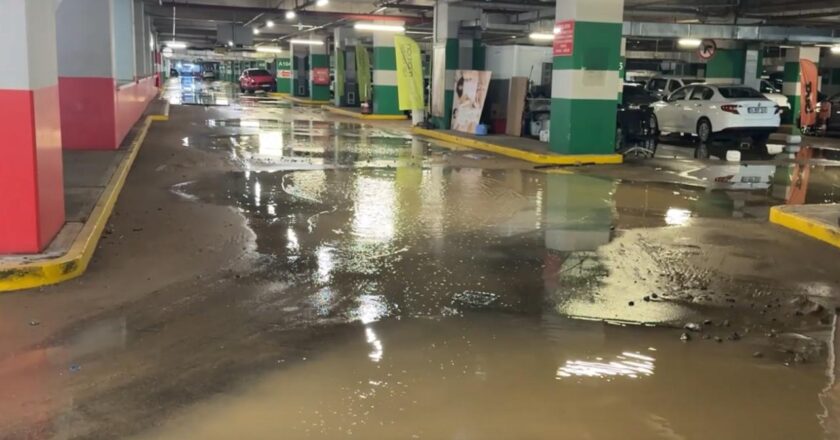 Su borusu patladı: AVM otoparkını su bastı