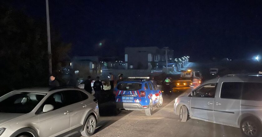 Diyarbakır’da ‘dur’ ihtarına uymayan sürücü aracıyla 3 otomobile çarptı