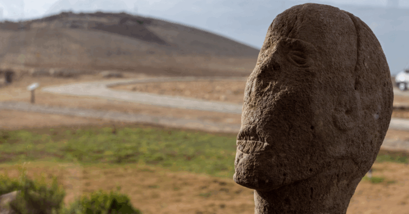 Göbeklitepe’de 30 yeni buluş: Dikişli ağızlı heykelin sırrı ne?