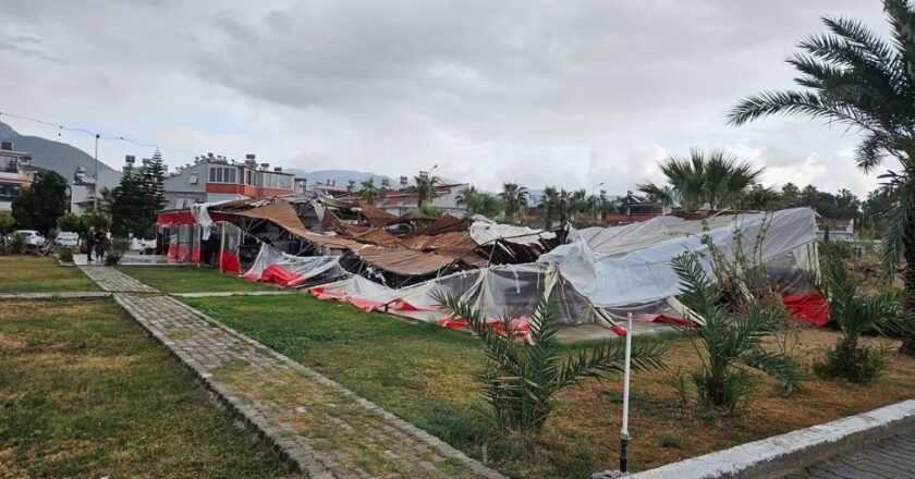 Mersin’de Hortum, Evleri ve Seraları Vurdu