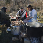 Sokak sokak dolaşıp, kazancını paylaşarak besliyor.