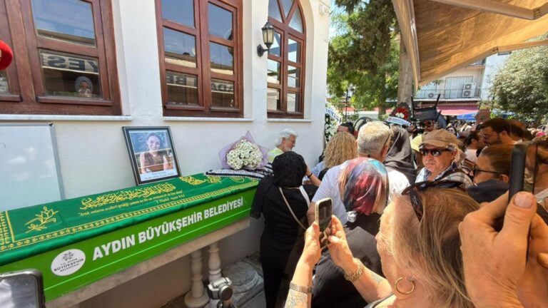 Ece İrtem’in cenazesi camiye getirildi! Fotoğraf yarışına Deniz Seki’den tepki