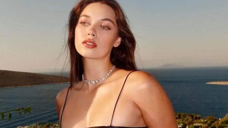 Afra Saraçoğlu soluğu tatilde aldı! Fiziğini sergiledi